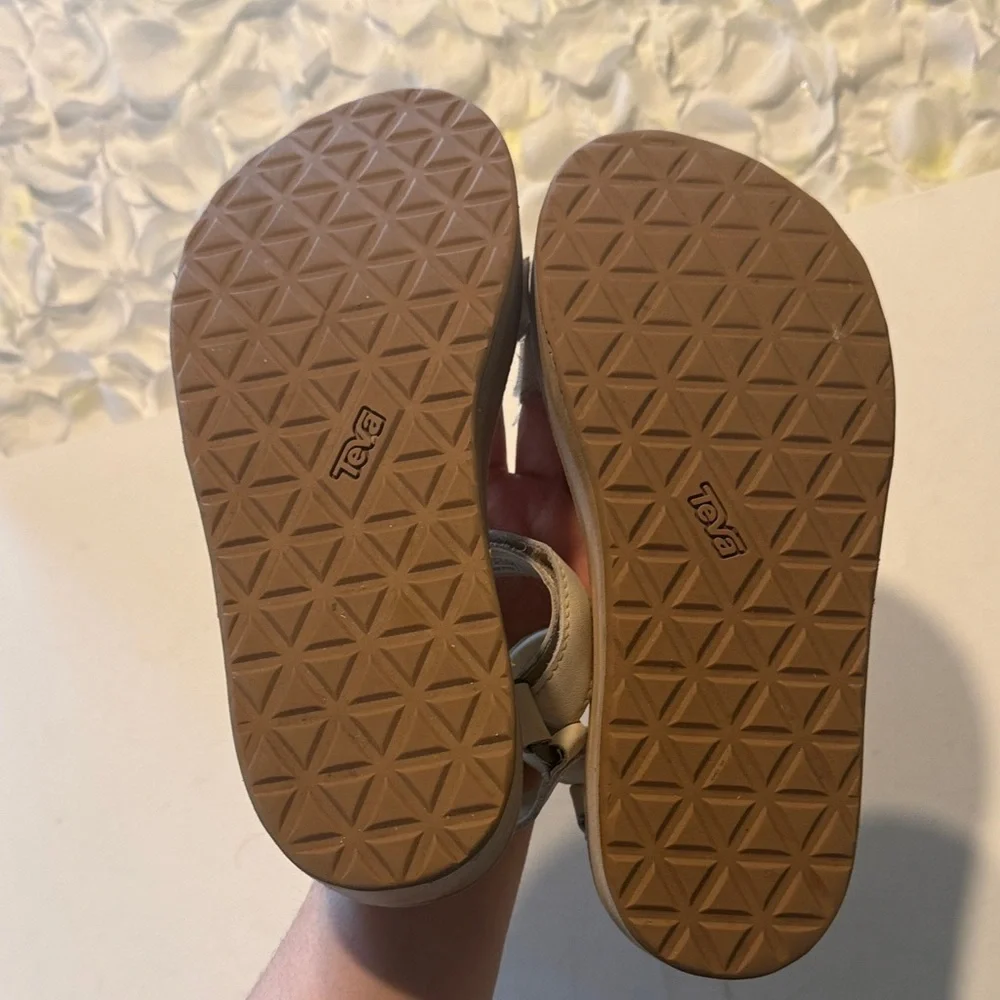 Teva Women's Tan Sandals - Picture 4 of 5